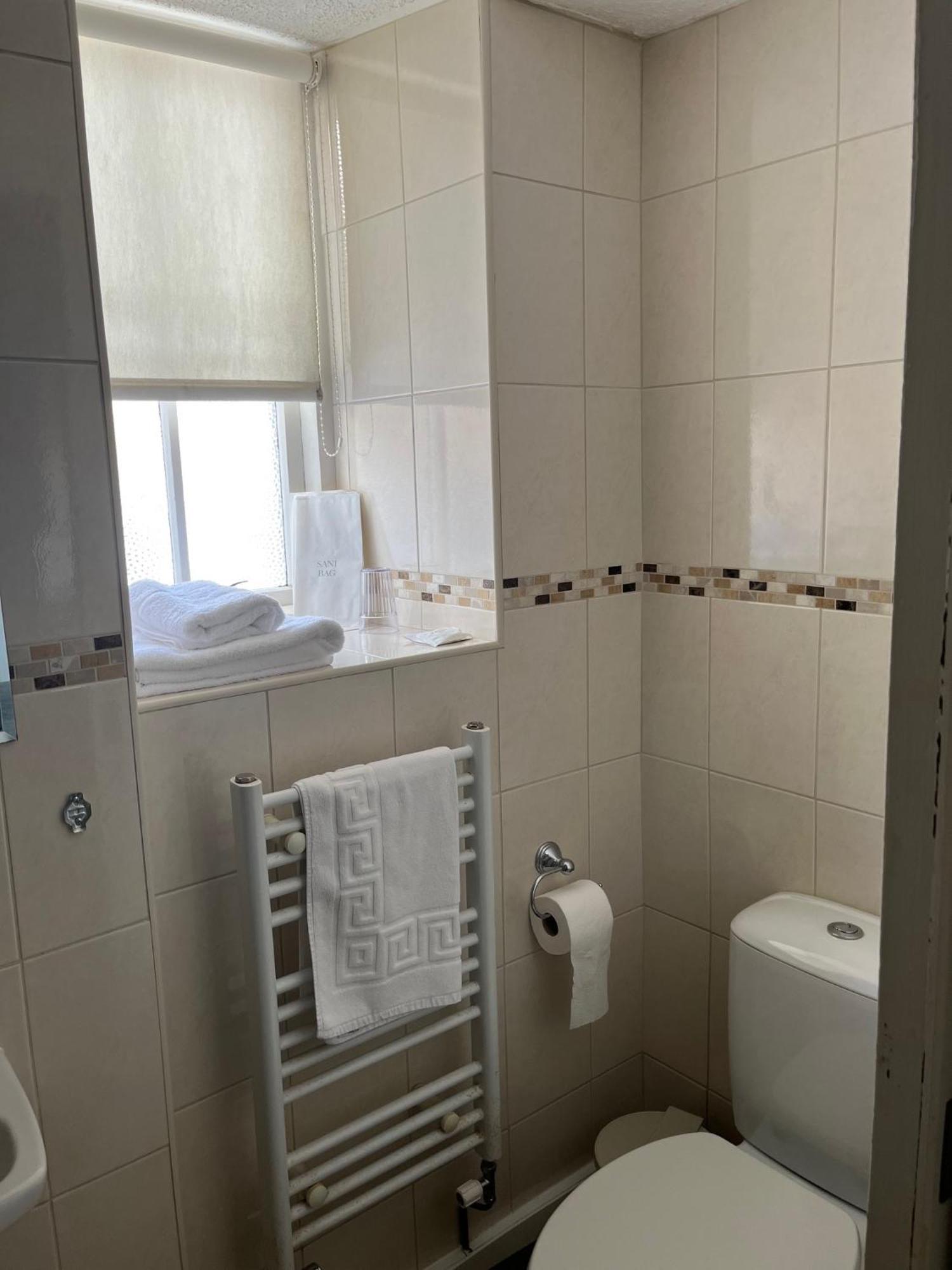 No: 1 The Esplanade Guest Accommodation. Tenby Room photo